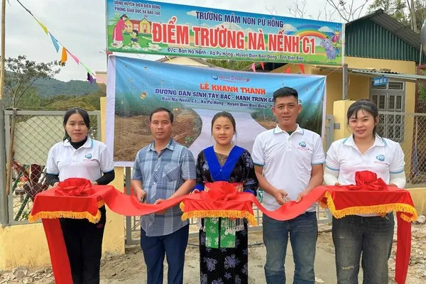 Các chuyên gia đang phân tích trận đấu đá gà trực tiếp